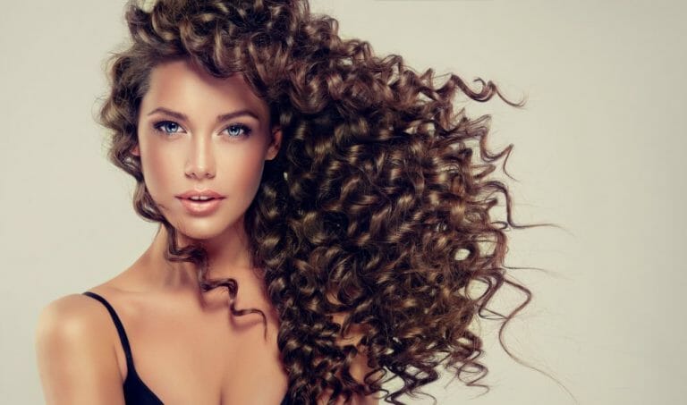 Comment friser les cheveux : astuces simples pour des boucles parfaites